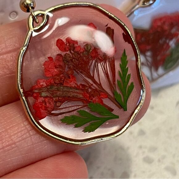 Dried Flowers and Green Leaf Asymmetrical Shape Fashion Earrings - Picture 6 of 9